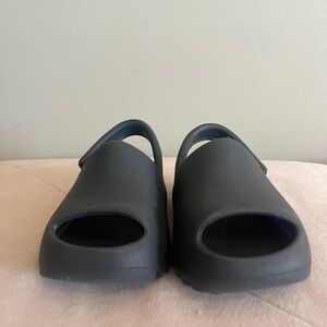 Kids Yeezy Slides Size 7